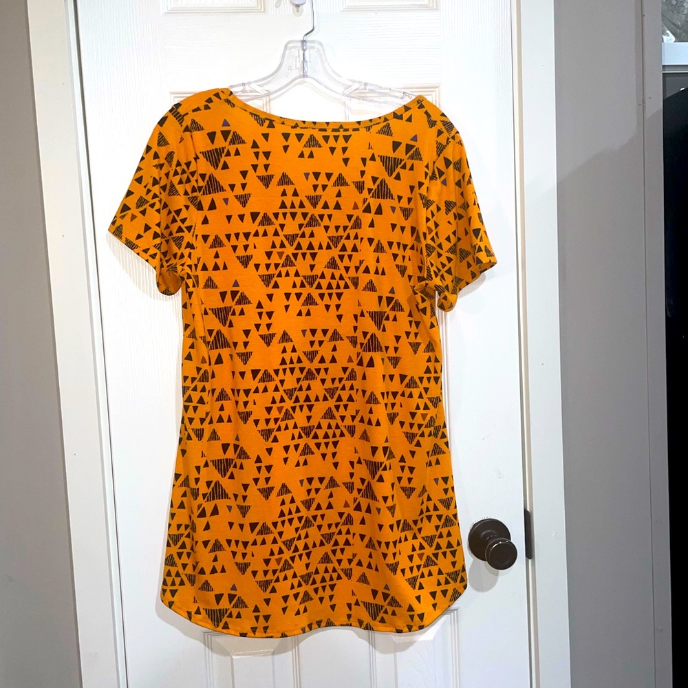 LuLaRoe Classic Tee, Medium